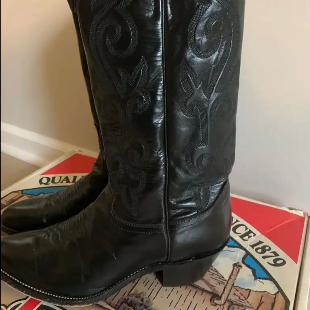 Very nice black leather Justin women’s boot size 8.5.